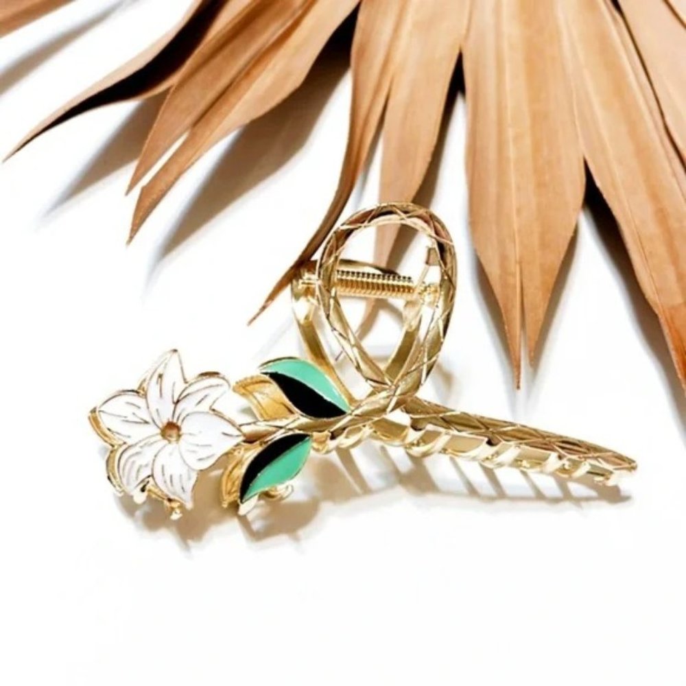 White flower hair clips